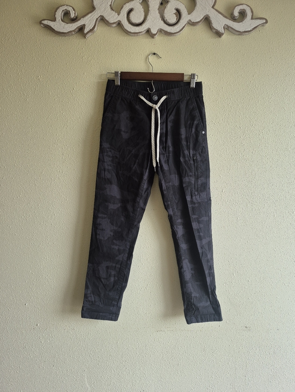 Vuori Rip Stop Black Gray Camo Pants Womens Size XS - Picture 2 of 10